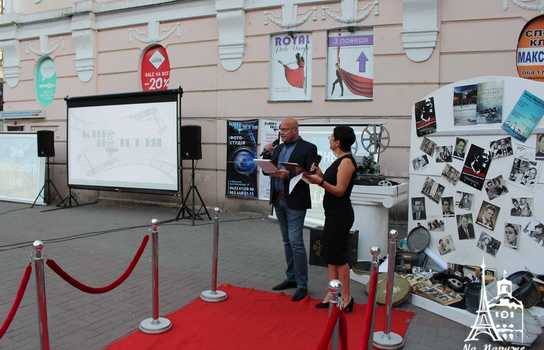 Новини Вінниці / Із «червоною доріжкою», ретро-кіноапаратом та давньою плівкою у центрі Вінниці відзначили День українського кіно (ФОТО, ВІДЕО) 