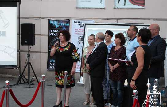 Новини Вінниці / Із «червоною доріжкою», ретро-кіноапаратом та давньою плівкою у центрі Вінниці відзначили День українського кіно (ФОТО, ВІДЕО) 