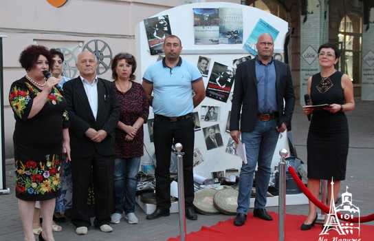 Новини Вінниці / Із «червоною доріжкою», ретро-кіноапаратом та давньою плівкою у центрі Вінниці відзначили День українського кіно (ФОТО, ВІДЕО) 