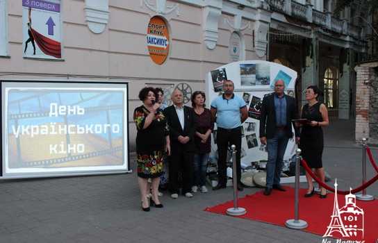 Новини Вінниці / Із «червоною доріжкою», ретро-кіноапаратом та давньою плівкою у центрі Вінниці відзначили День українського кіно (ФОТО, ВІДЕО) 