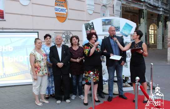 Новини Вінниці / Із «червоною доріжкою», ретро-кіноапаратом та давньою плівкою у центрі Вінниці відзначили День українського кіно (ФОТО, ВІДЕО) 