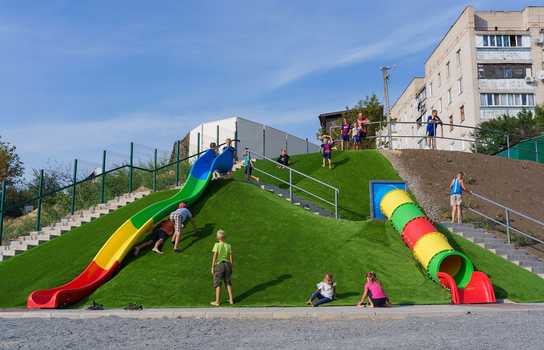 Новини Вінниці / У Вінниці дитячий майданчик обладнали гірками до озера (ФОТО)