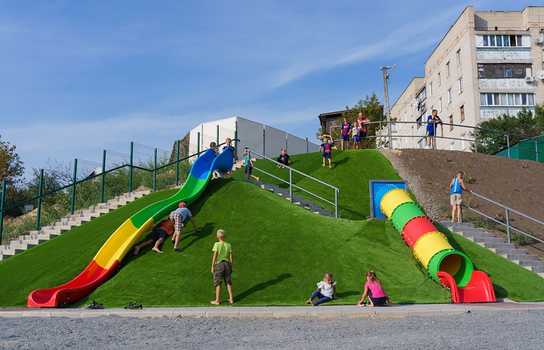 Новини Вінниці / У Вінниці дитячий майданчик обладнали гірками до озера (ФОТО)