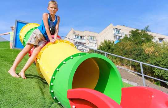 Новини Вінниці / У Вінниці дитячий майданчик обладнали гірками до озера (ФОТО)