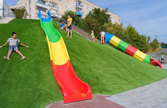 Новини Вінниці / У Вінниці дитячий майданчик обладнали гірками до озера (ФОТО)