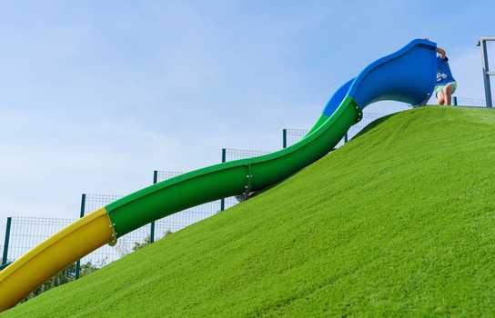 Новини Вінниці / У Вінниці дитячий майданчик обладнали гірками до озера (ФОТО)