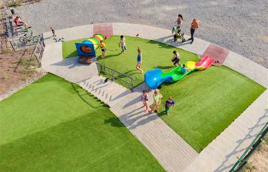 Новини Вінниці / У Вінниці дитячий майданчик обладнали гірками до озера (ФОТО)