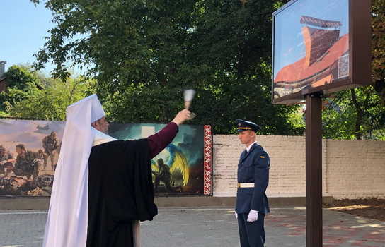 Новини Вінниці / У Вінниці пройшло офіційне відкриття стели загиблим на Донбасі медикам (ФОТО)