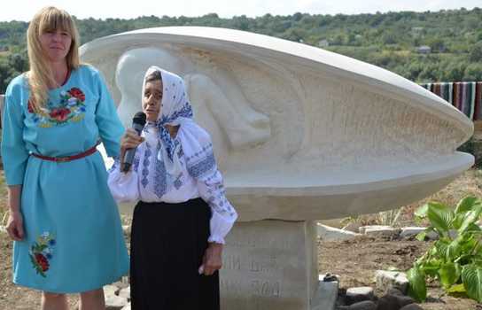 Новини Вінниці / Пам’ятник молюскові-рятівнику з Дністра встановили на Вінниччині (ФОТО)