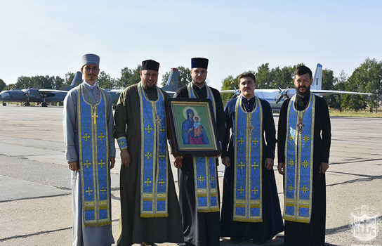 Новини Вінниці / Навколо Вінниці на борту гвинтокрила облетіла ікона Божої Матері «Вінницько-Рожецька» (ФОТО)