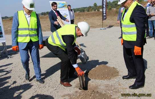Новини Вінниці / На Вінниччині розпочали будівництво заводу по виробництву спортивних товарів компанії «HEAD» (ФОТО)