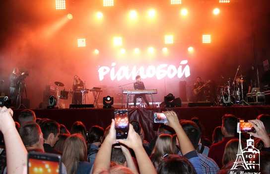 Новини Вінниці / Зворушливе освідчення на сцені, подарунки новонародженим від мерії та драйв від Федишин, Шурова і «Ляпіса»: як у Вінниці завершили святкувати День міста (ФОТО, ВІДЕО) 