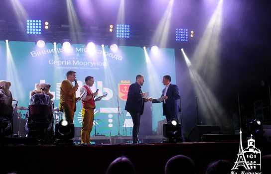Новини Вінниці / Зворушливе освідчення на сцені, подарунки новонародженим від мерії та драйв від Федишин, Шурова і «Ляпіса»: як у Вінниці завершили святкувати День міста (ФОТО, ВІДЕО) 