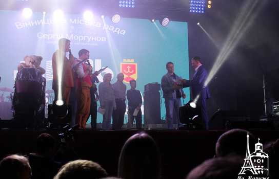 Новини Вінниці / Зворушливе освідчення на сцені, подарунки новонародженим від мерії та драйв від Федишин, Шурова і «Ляпіса»: як у Вінниці завершили святкувати День міста (ФОТО, ВІДЕО) 
