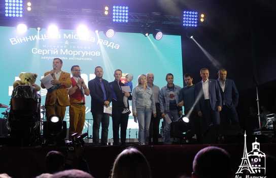 Новини Вінниці / Зворушливе освідчення на сцені, подарунки новонародженим від мерії та драйв від Федишин, Шурова і «Ляпіса»: як у Вінниці завершили святкувати День міста (ФОТО, ВІДЕО) 