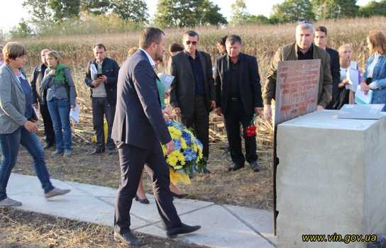 Новини Вінниці / На Вінниччині відкрили меморіал на честь пам’яті жертв Голокосту, на черзі інші (ФОТО)