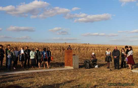 Новини Вінниці / На Вінниччині відкрили меморіал на честь пам’яті жертв Голокосту, на черзі інші (ФОТО)