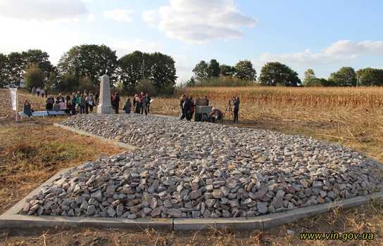 Новини Вінниці / На Вінниччині відкрили меморіал на честь пам’яті жертв Голокосту, на черзі інші (ФОТО)