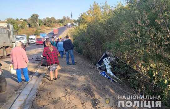 Новини Вінниці / Три автівки та рейсовий автобус протаранила вантажівка на Вінниччині: госпіталізовано четверо людей (ФОТО)