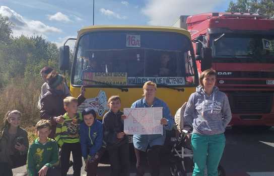 Новини Вінниці / У передмісті Вінниці люди перекривали міжнародну трасу, аби повернути автобусний маршрут (ФОТО)