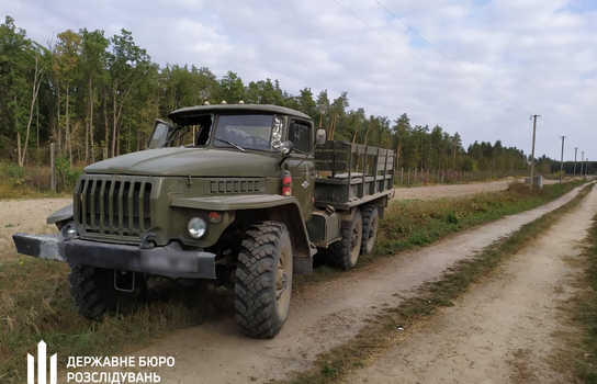 Новини Вінниці / У частині на Вінниччині загинув військовослужбовець: «Урал» врізався в бетонну опору (ФОТО)