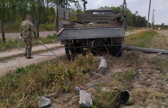 Новини Вінниці / У частині на Вінниччині загинув військовослужбовець: «Урал» врізався в бетонну опору (ФОТО)