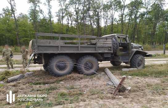 Новини Вінниці / У частині на Вінниччині загинув військовослужбовець: «Урал» врізався в бетонну опору (ФОТО)
