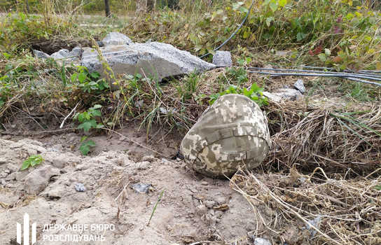 Новини Вінниці / У частині на Вінниччині загинув військовослужбовець: «Урал» врізався в бетонну опору (ФОТО)