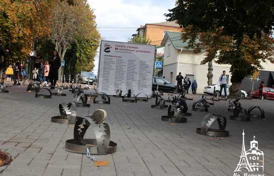 Новини Вінниці / У центрі Вінниці стоять великі капкани, а перехожі пишуть листи в російські тюрми: триває акція на підтримку в’язнів Кремля (ФОТО, ВІДЕО)
