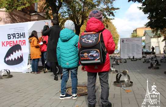 Новини Вінниці / У центрі Вінниці стоять великі капкани, а перехожі пишуть листи в російські тюрми: триває акція на підтримку в’язнів Кремля (ФОТО, ВІДЕО)