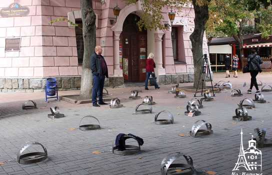 Новини Вінниці / У центрі Вінниці стоять великі капкани, а перехожі пишуть листи в російські тюрми: триває акція на підтримку в’язнів Кремля (ФОТО, ВІДЕО)