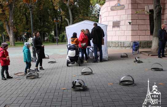 Новини Вінниці / У центрі Вінниці стоять великі капкани, а перехожі пишуть листи в російські тюрми: триває акція на підтримку в’язнів Кремля (ФОТО, ВІДЕО)