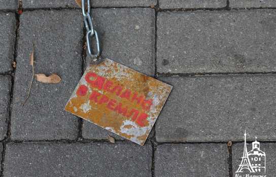 Новини Вінниці / У центрі Вінниці стоять великі капкани, а перехожі пишуть листи в російські тюрми: триває акція на підтримку в’язнів Кремля (ФОТО, ВІДЕО)