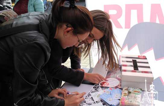 Новини Вінниці / У центрі Вінниці стоять великі капкани, а перехожі пишуть листи в російські тюрми: триває акція на підтримку в’язнів Кремля (ФОТО, ВІДЕО)