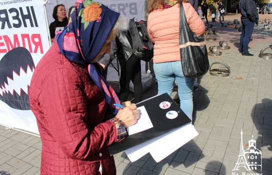 Новини Вінниці / У центрі Вінниці стоять великі капкани, а перехожі пишуть листи в російські тюрми: триває акція на підтримку в’язнів Кремля (ФОТО, ВІДЕО)