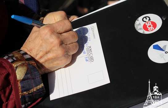 Новини Вінниці / У центрі Вінниці стоять великі капкани, а перехожі пишуть листи в російські тюрми: триває акція на підтримку в’язнів Кремля (ФОТО, ВІДЕО)