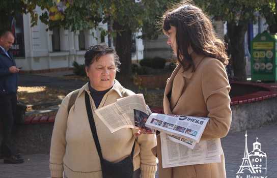 Новини Вінниці / У центрі Вінниці стоять великі капкани, а перехожі пишуть листи в російські тюрми: триває акція на підтримку в’язнів Кремля (ФОТО, ВІДЕО)