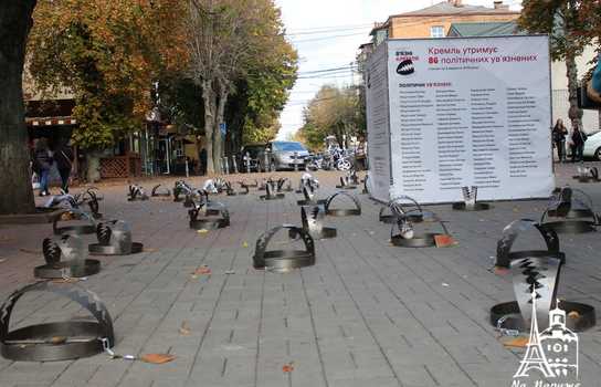 Новини Вінниці / У центрі Вінниці стоять великі капкани, а перехожі пишуть листи в російські тюрми: триває акція на підтримку в’язнів Кремля (ФОТО, ВІДЕО)
