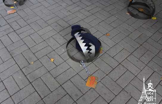 Новини Вінниці / У центрі Вінниці стоять великі капкани, а перехожі пишуть листи в російські тюрми: триває акція на підтримку в’язнів Кремля (ФОТО, ВІДЕО)