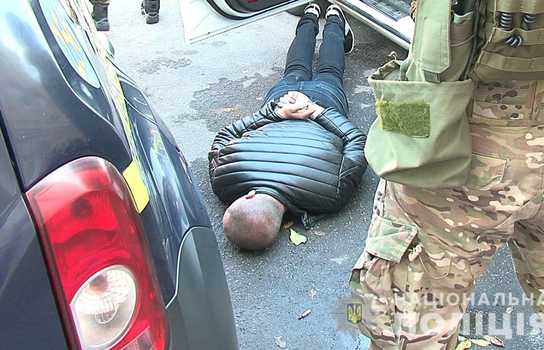 Новини Вінниці /  Вінницькі поліцейські затримали підозрюваного у вимаганні коштів з підприємця (ФОТО, ВІДЕО)