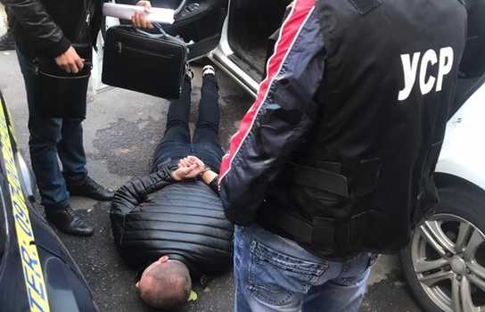 Новини Вінниці /  Вінницькі поліцейські затримали підозрюваного у вимаганні коштів з підприємця (ФОТО, ВІДЕО)