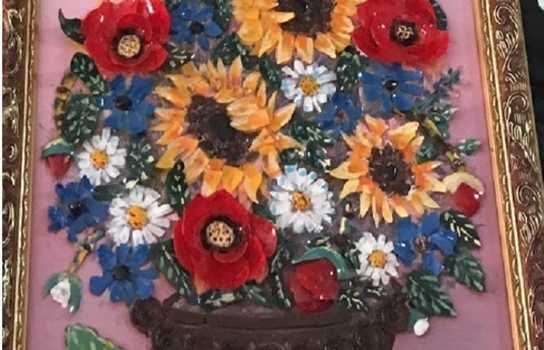 Новини Вінниці / На Вінниччині чоловік знайшов оригінальне застосування відпрацьованим електролампочкам і виготовляє з них картини (ФОТО)