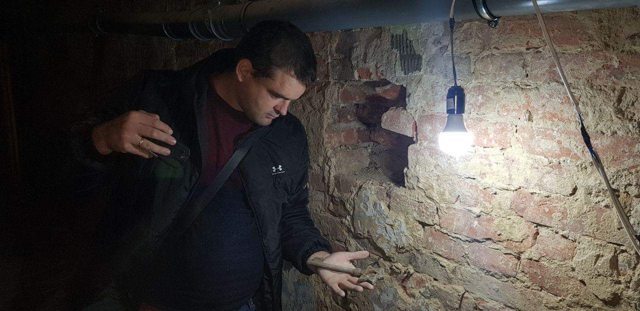 Новини Вінниці / В стіні підвалу вінничанин знайшов ключ «від Єрусалимки» (ФОТО, ВІДЕО)