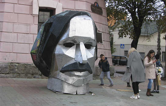 Новини Вінниці / У Вінниці встановили «Голову Гоголя»: місцеві діти стали найбільшими поціновувачами інсталяції (ФОТО)