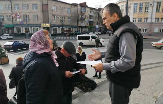 Новини Вінниці / «Просимо суд захистити права більшості громад, які обрали ПЦУ»: у Вінниці селяни пікетували будівлі ОДА і міськсуду (ФОТО, ВІДЕО)