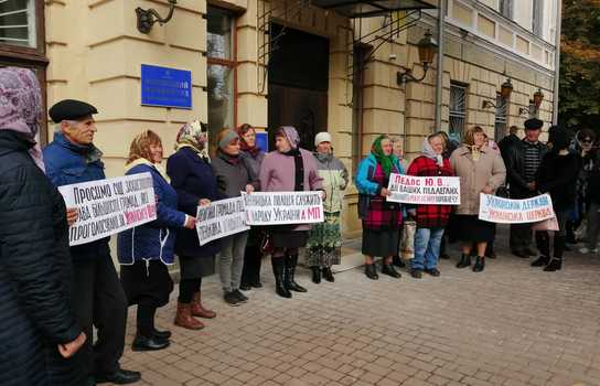 Новини Вінниці / «Просимо суд захистити права більшості громад, які обрали ПЦУ»: у Вінниці селяни пікетували будівлі ОДА і міськсуду (ФОТО, ВІДЕО)