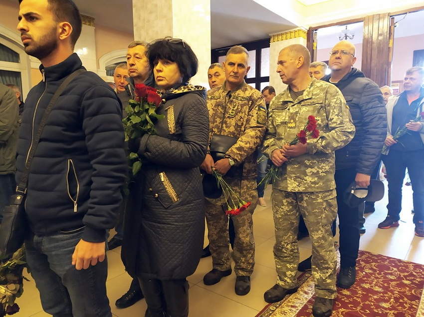 Новини Вінниці / У Вінниці провели в останню путь льотчиків, які загинули в авіакатастрофі на Львівщині (ФОТО)