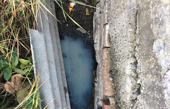 Новини Вінниці / У Вінниці чоловік зливав нечистоти на вулицю (ФОТО)