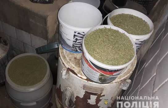 Новини Вінниці / Трьохмісячна операція з пошуку наркоділків на Вінниччині привела до трійці озброєних чоловіків (ФОТО, ВІДЕО)