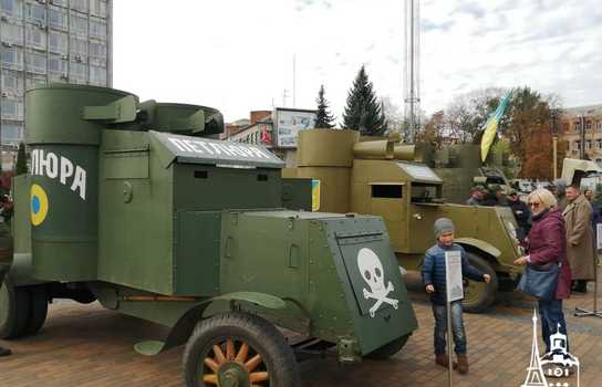 Новини Вінниці / Столітня бронетехніка та гармати у центрі Вінниці: на площі перед міськрадою розгорнуто виставку історичної воєнної техніки (ФОТО, ВІДЕО)